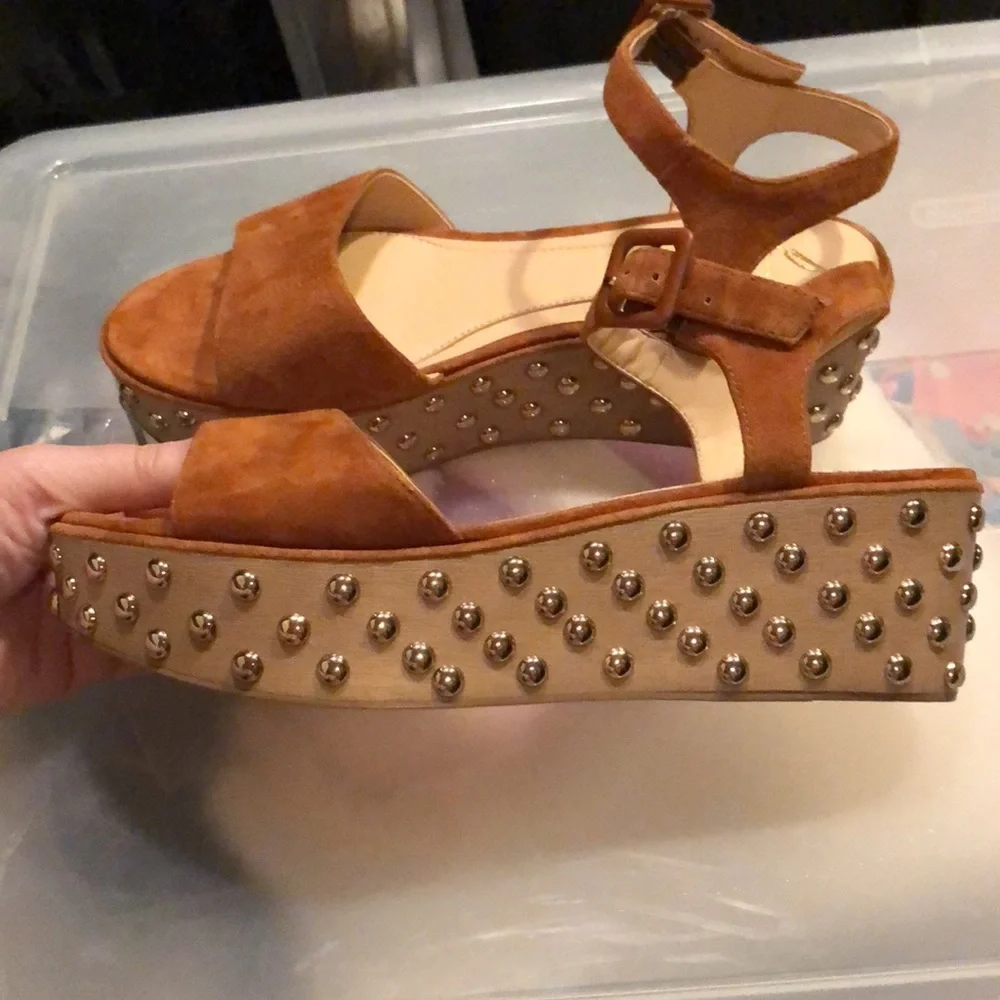 Brian Atwood gorgeous suede tan brown cognac platform sandals heels 10 studded - Picture 5 of 7